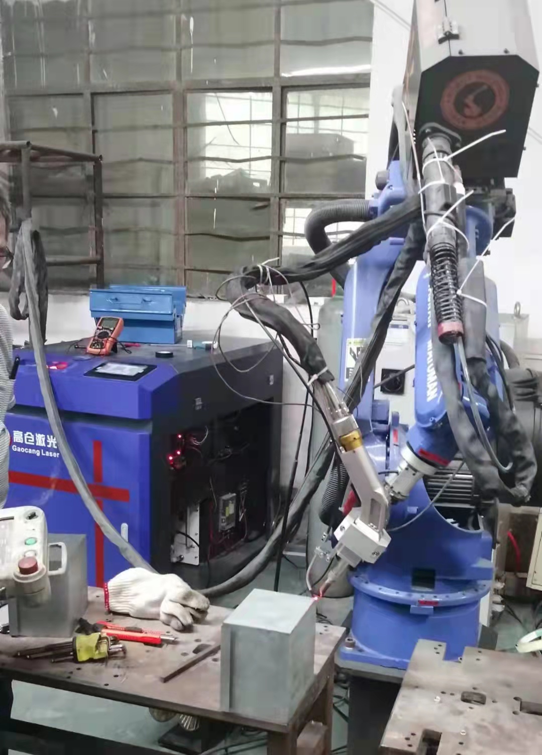 机械手带送丝激光自动焊接
