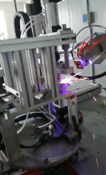 工作台带工装光纤连续自动焊接——焊三通